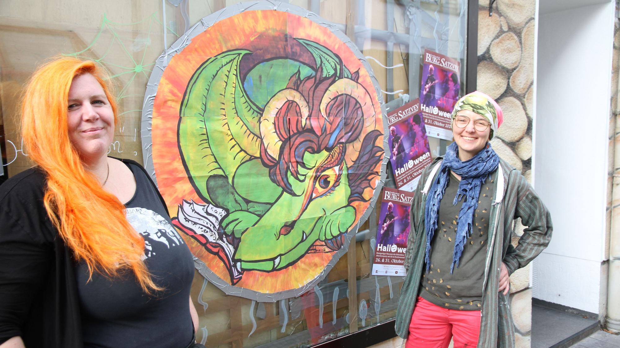 Anna Thinius (rechts) hat einen Drachen für das Mittelalter-Geschäft von Talena Rheingold gestaltet, das Schaufenster war eingeschlagen worden.
