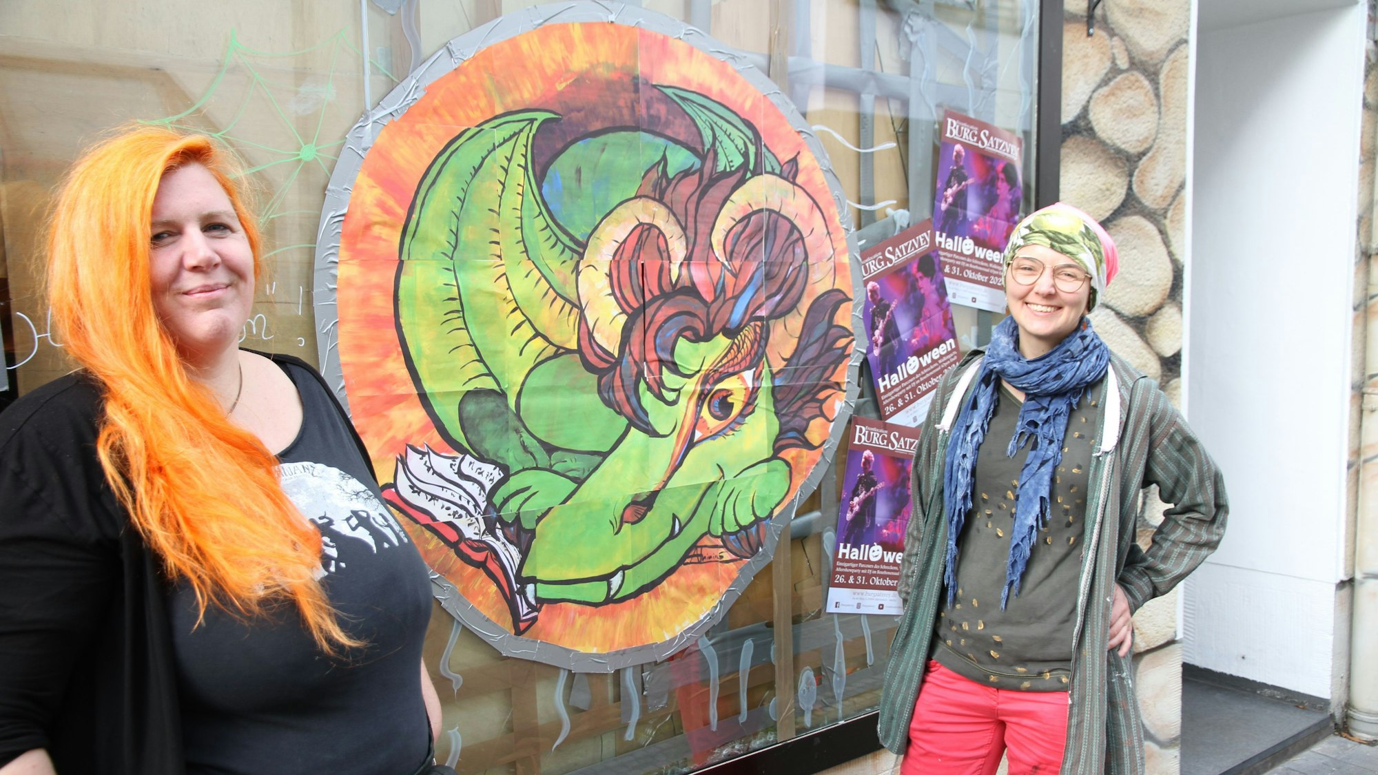 Anna Thinius (rechts) hat einen Drachen für das Mittelalter-Geschäft von Talena Rheingold gestaltet, das Schaufenster war eingeschlagen worden.