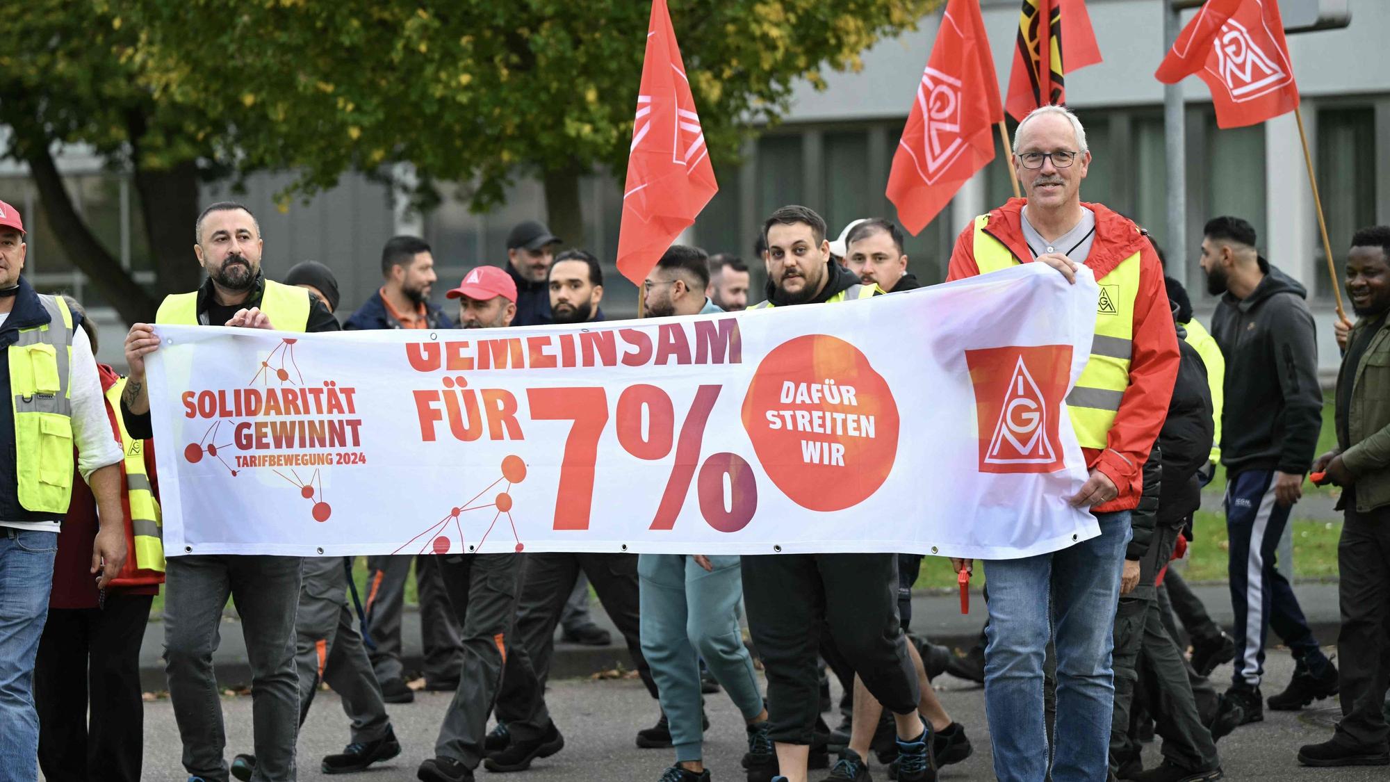 Die IG Metall ruft ihre Mitglieder in der Metall- und Elektroindustrie zu flächendeckenden Warnstreiks ab Dienstag auf.
