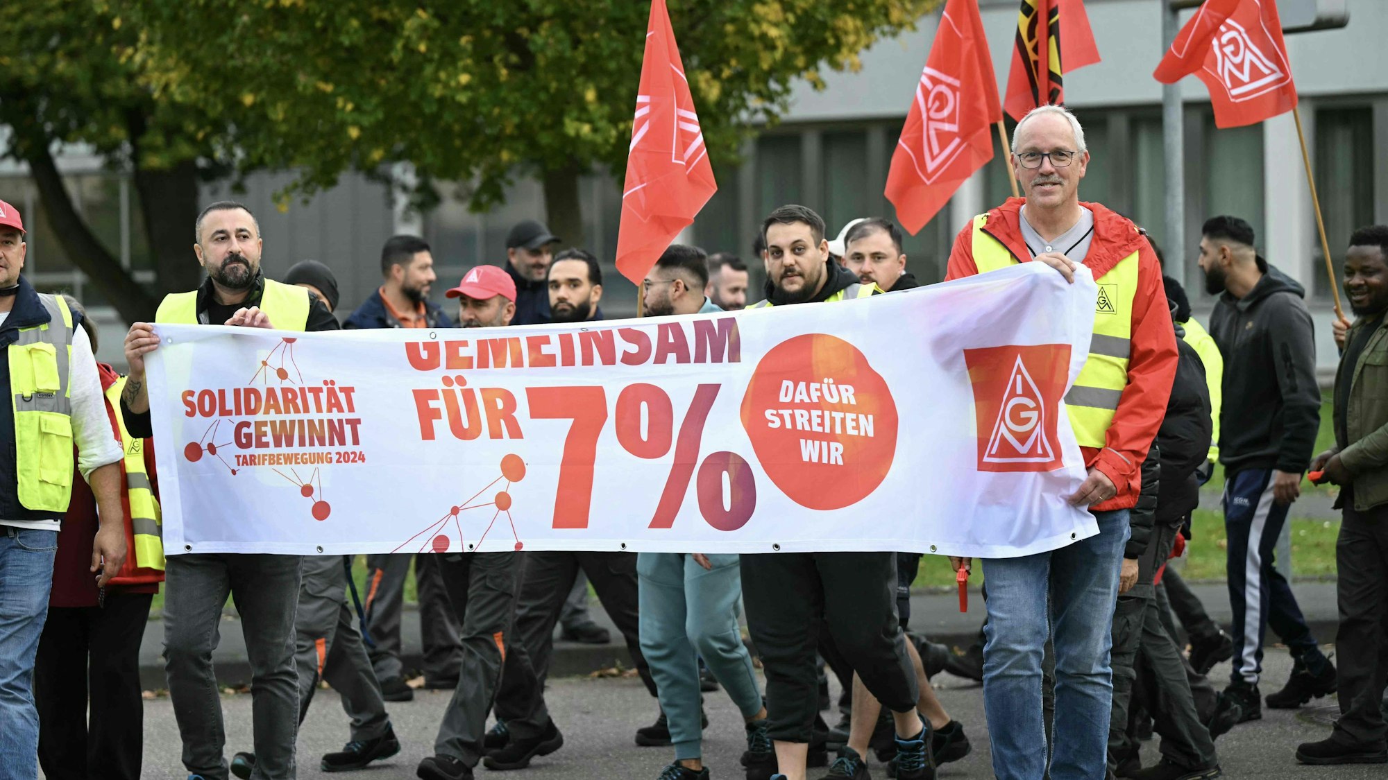 Die IG Metall ruft ihre Mitglieder in der Metall- und Elektroindustrie zu flächendeckenden Warnstreiks ab Dienstag auf.