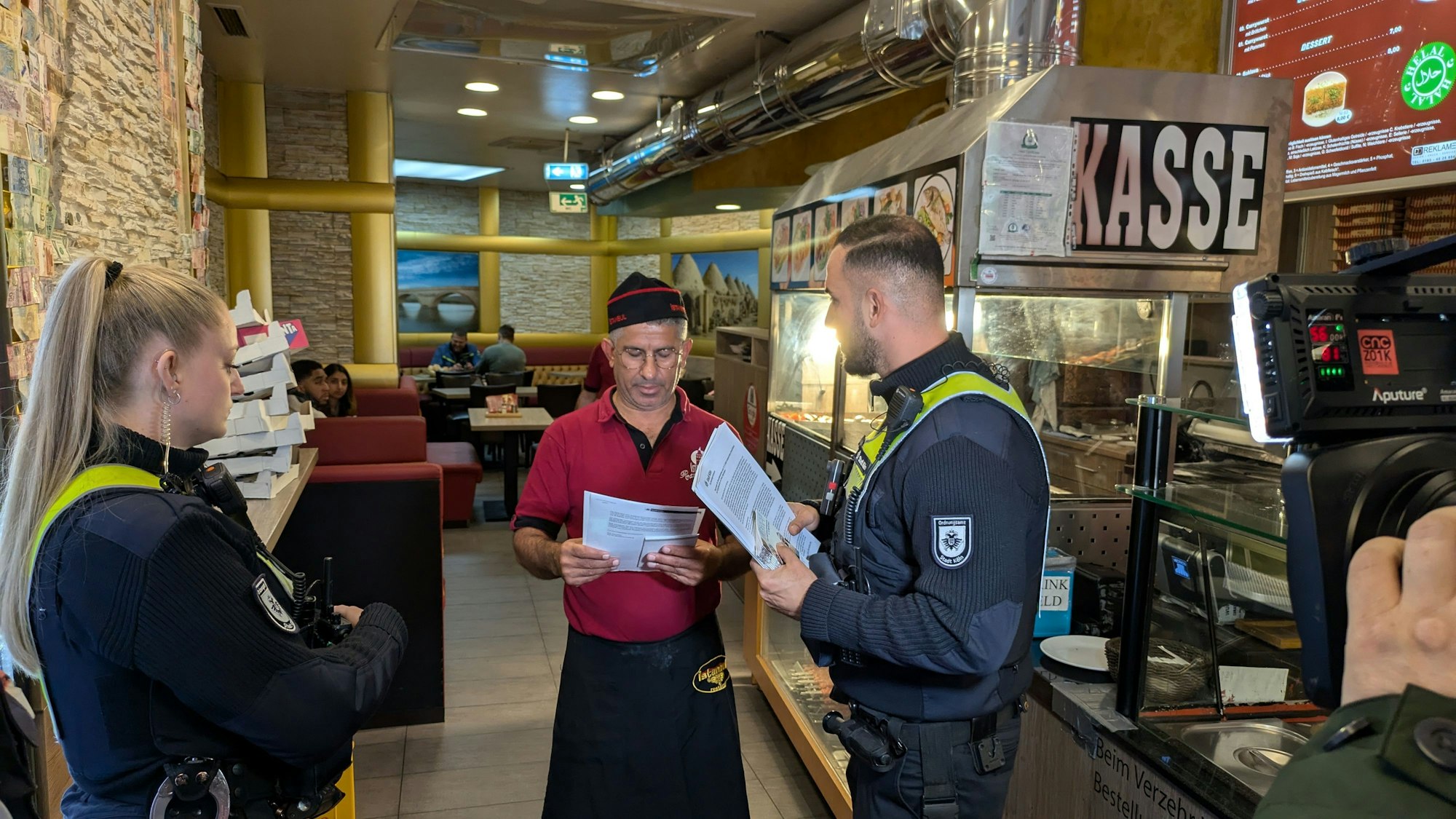 Auch in einem Dönerladen auf der Marzellenstraße erinnerte das Ordnungsamt an das Jugendschutzgesetz.
