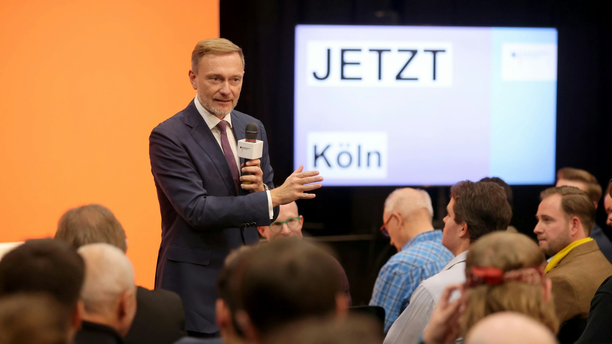 Rege Beteiligung: Bürger befragen Bundesfinanzminister Christian Lindner im Bürgerhaus Stollwerck.