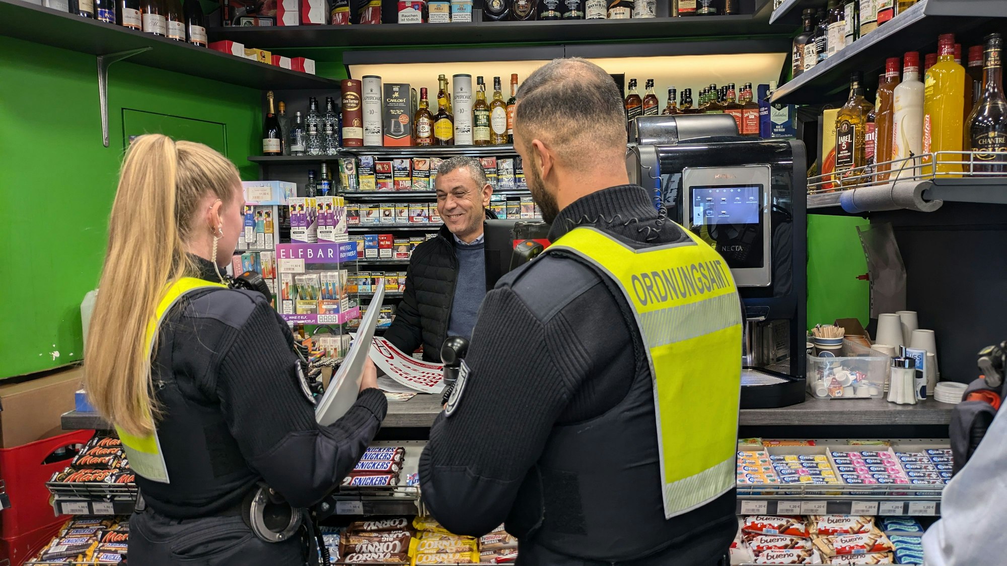 Das Ordnungsamt zu Besuch im Kiosk von Kenan Aslan.