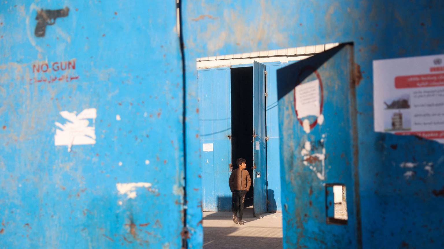 Ein Junge betritt ein UNRWA-Verteilungszentrum in Nuseirat im Gazastreifen. Kommen dort künftig noch Lebensmittel an?