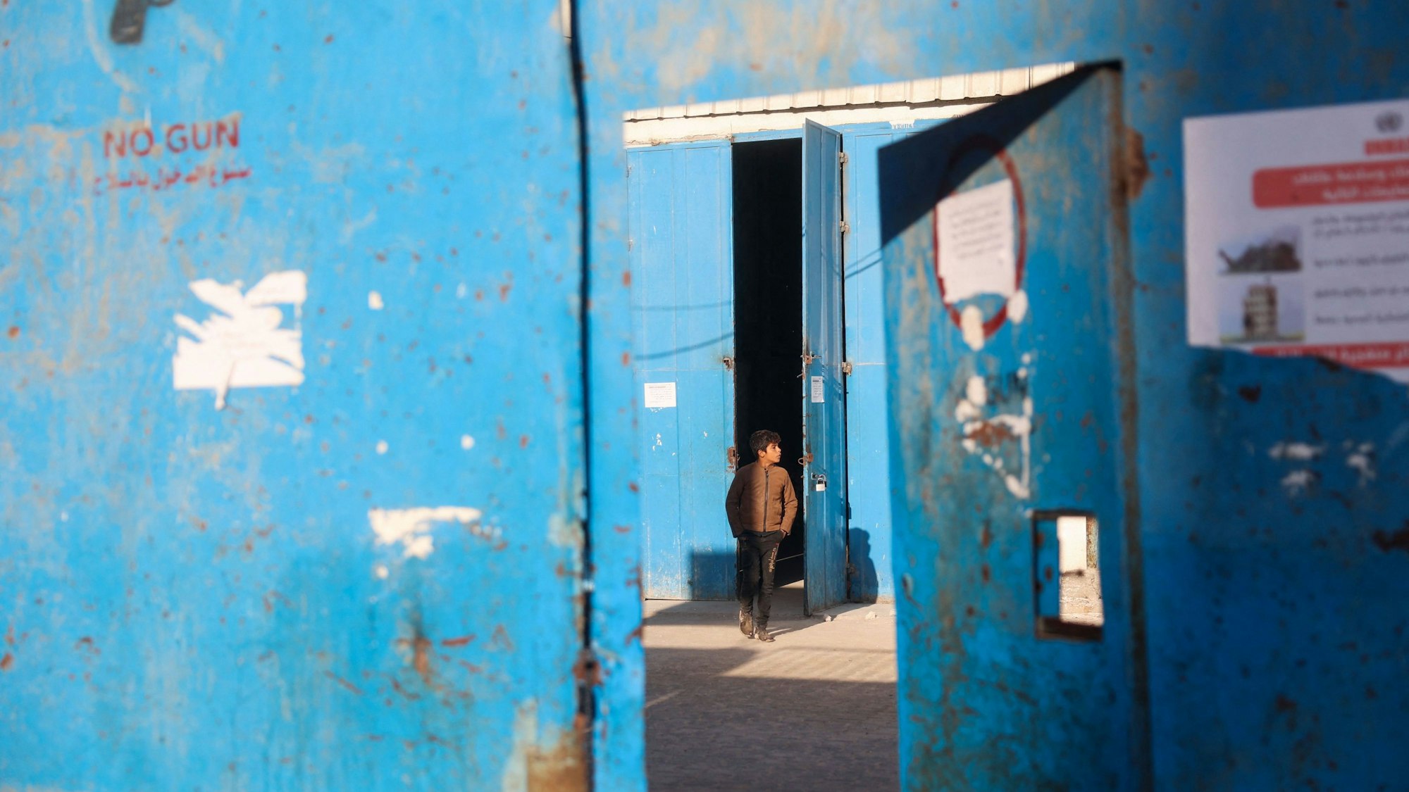 Ein Junge betritt ein UNRWA-Verteilungszentrum in Nuseirat im Gazastreifen. Kommen dort künftig noch Lebensmittel an?