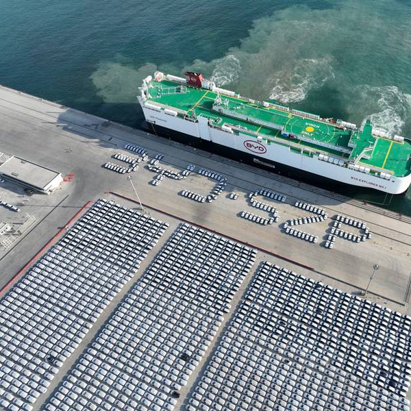ARCHIV - 14.01.2024, China, Shenzhen: Das Fahrzeugtransportschiff «BYD Explorer NO.1» transportiert chinesische E-Autos.