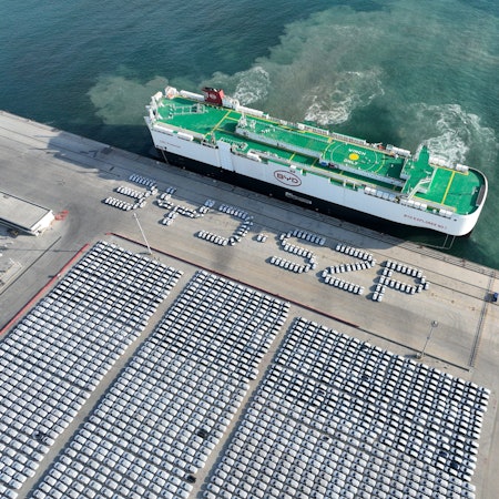 ARCHIV - 14.01.2024, China, Shenzhen: Das Fahrzeugtransportschiff «BYD Explorer NO.1» transportiert chinesische E-Autos.