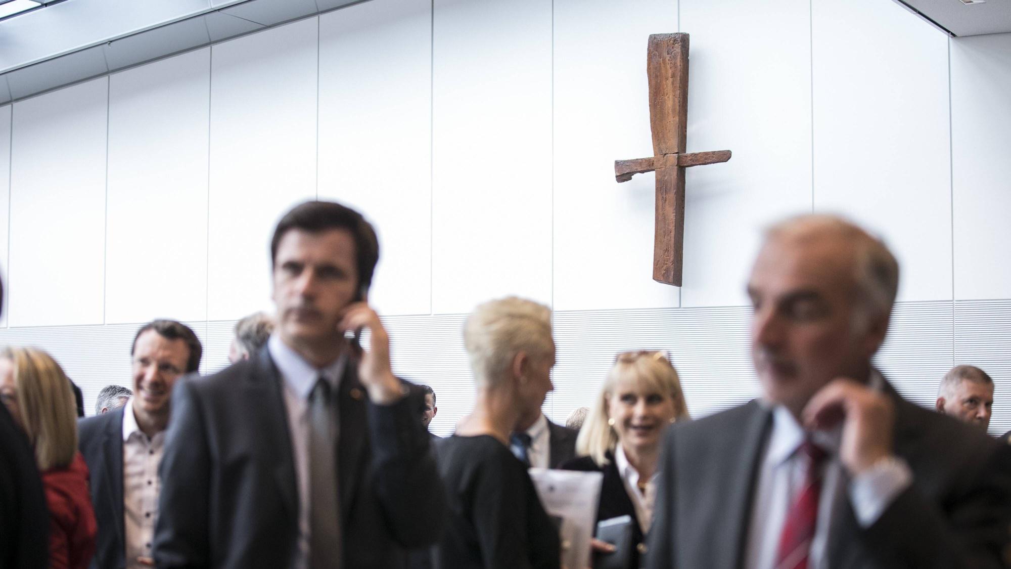 Dass ein Kreuz an der Wand des Fraktionssaals der CDU und CSU in Berlin hängt, hat Tradition. Dieses Foto stammt aus dem Jahr 2017, aufgenommen vor einer Fraktionssitzung. (Archivbild)