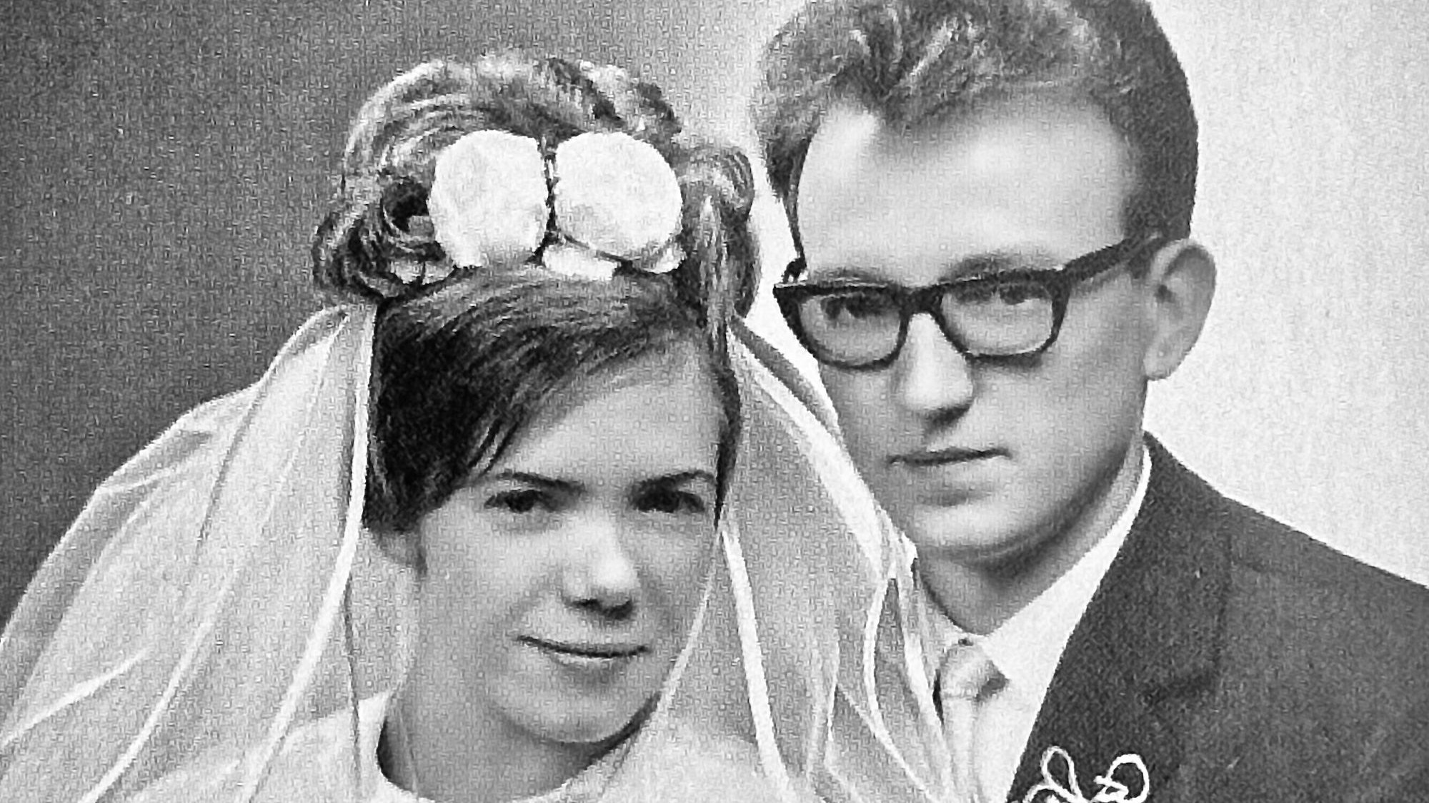 Ein altes Schwarzweiß-Bild zeigt das Brautpaar im Jahr 1964.