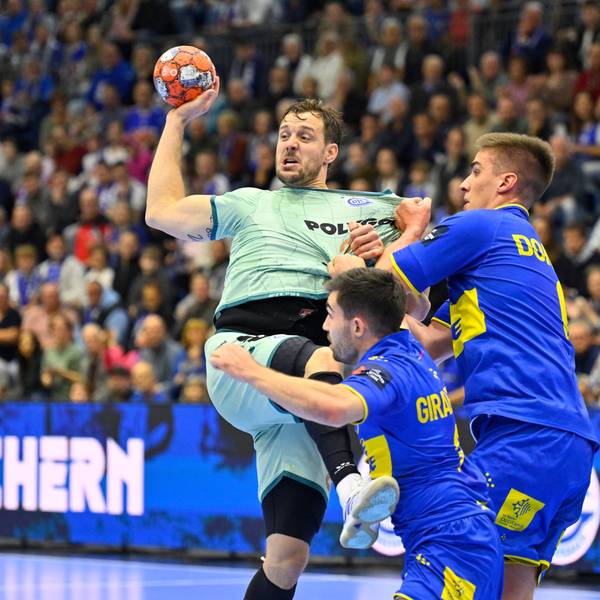 Kentin Mahe´versucht, sich gegen die Fenix-Spieler durchzusetzen.