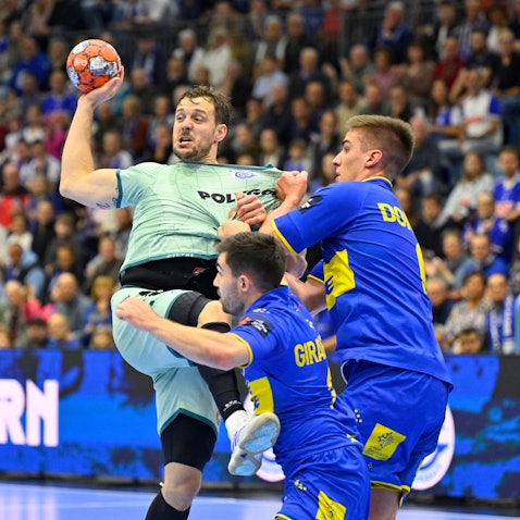 Kentin Mahe´versucht, sich gegen die Fenix-Spieler durchzusetzen.