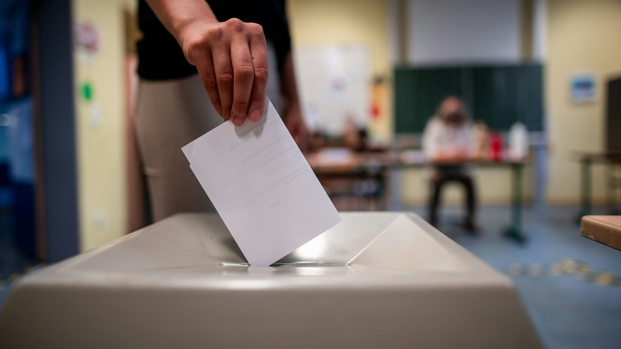 Am 14. September 2025 finden in NRW die Kommunalwahlen statt. Das Wahlrecht sollte eigentlich reformiert werden (Symbolbild einer Wahlurne).