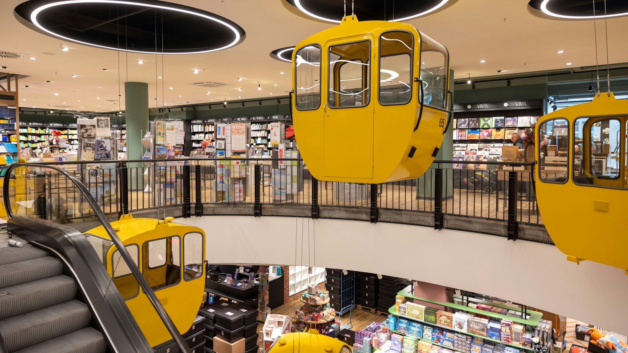 „Hommage an Köln“: Fünf Gondeln hängen im Zentrum der Buchhandlung.