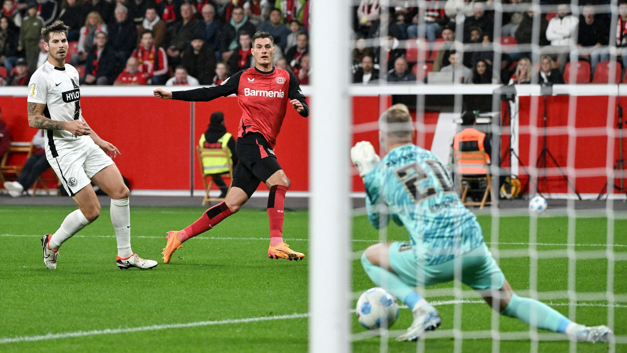 Doppelpacker Patrik Schick (Mitte) sorgte für die beruhigende 2:0-Führung von Bayer 04 Leverkusen.