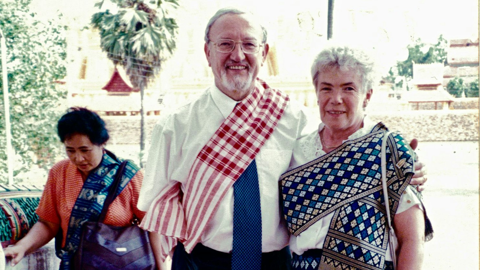 Ludwig und Anneliese Neuber mit bunten Scherpen in Laos