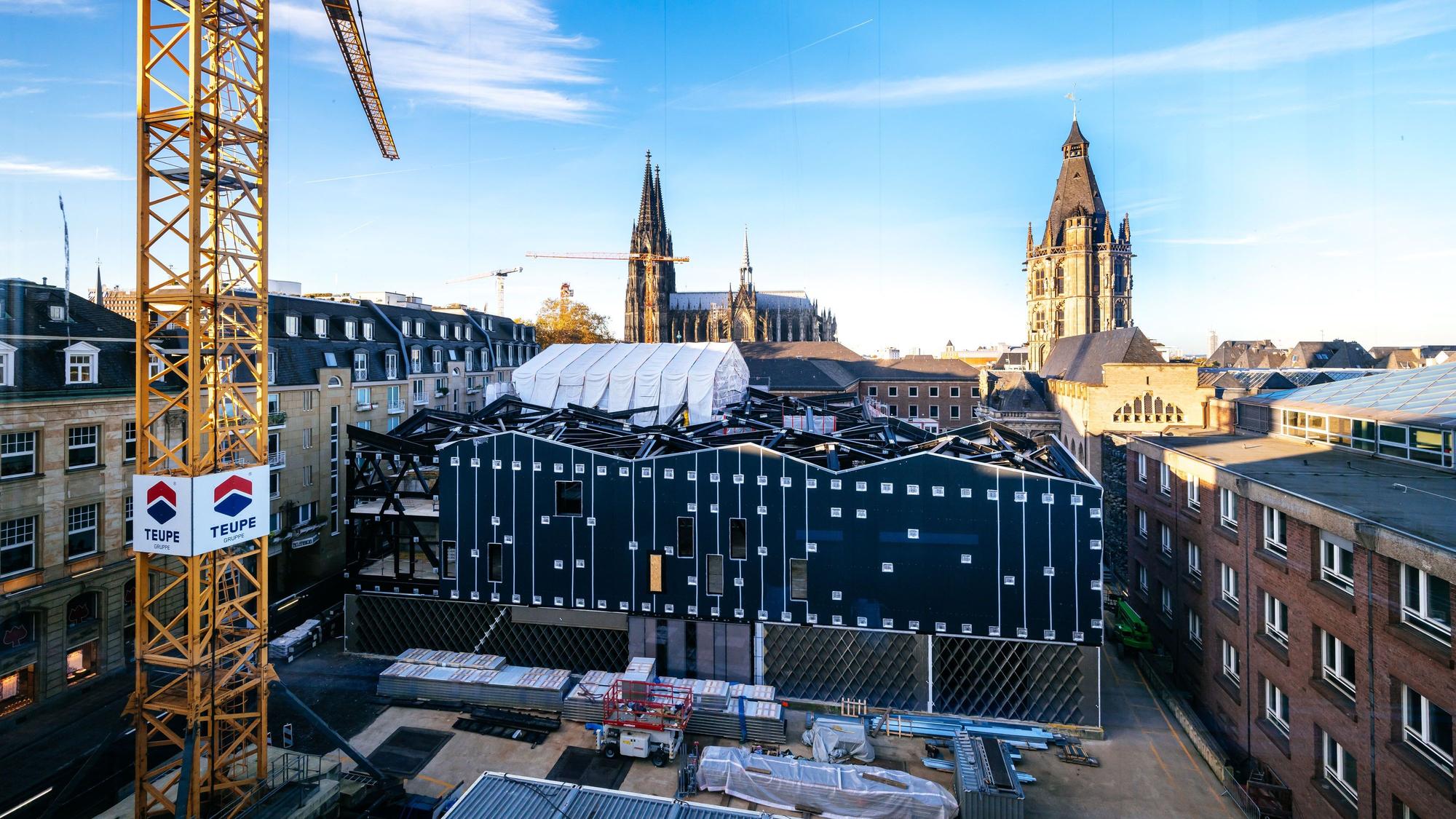 Ein Baukran steht vor der Baustelle des Jüdischen Museums „MiQua“ am Kölner Rathaus.