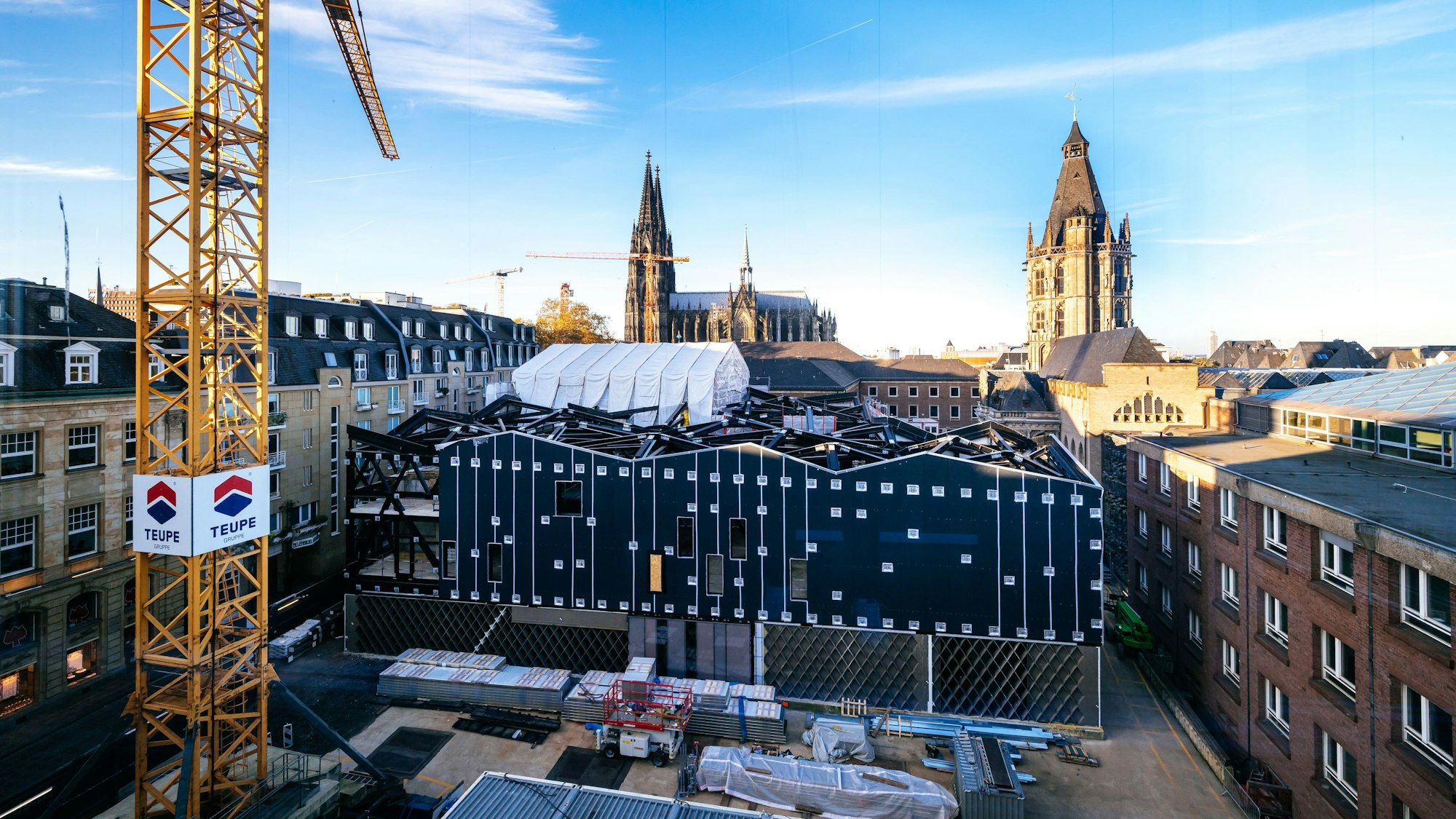 Ein Baukran steht vor der Baustelle des Jüdischen Museums „MiQua“ am Kölner Rathaus.