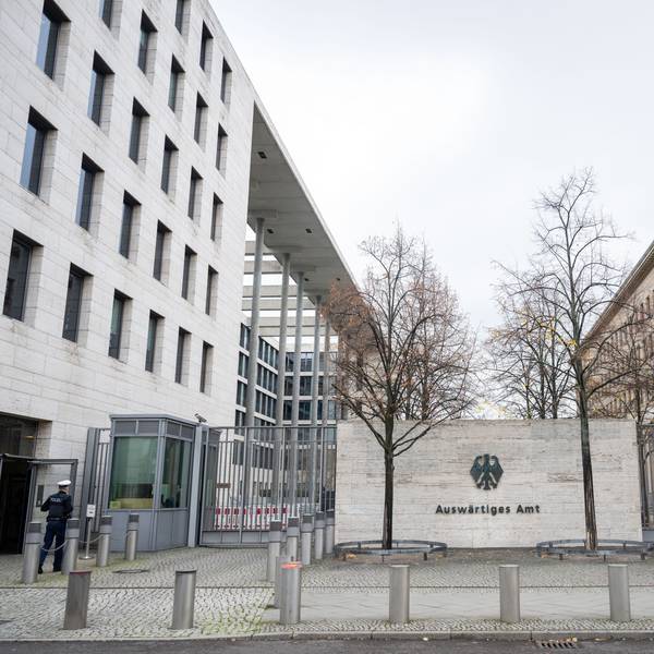 29.10.2024, Berlin: Der Bundesadler und der Schriftzug "Auswärtiges Amt" sind an einer Außenwand an einem Eingang zum Auswärtigen Amt zu sehen.