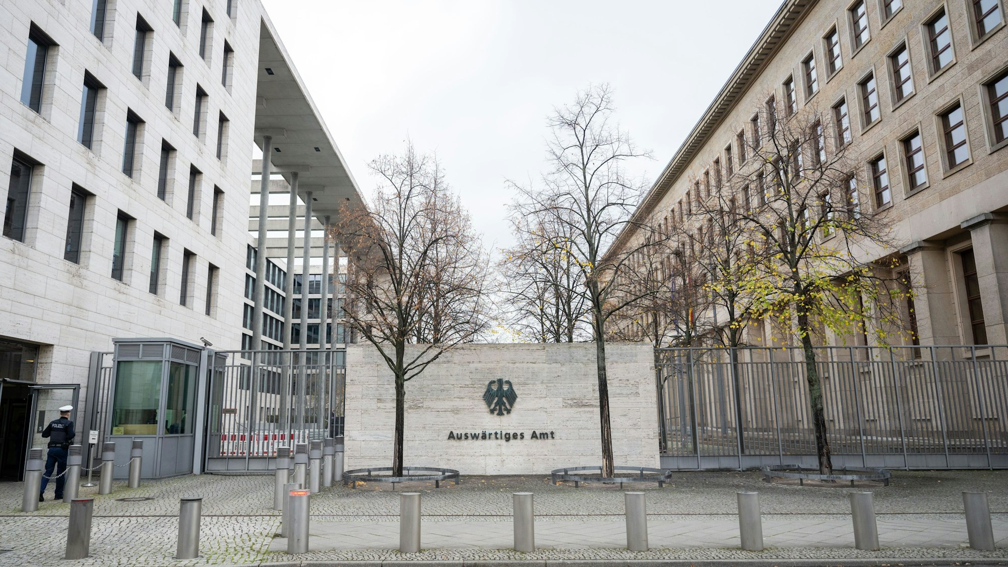 29.10.2024, Berlin: Der Bundesadler und der Schriftzug "Auswärtiges Amt" sind an einer Außenwand an einem Eingang zum Auswärtigen Amt zu sehen.