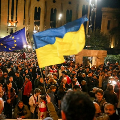 Demonstranten schwenken EU- und ukrainische Nationalflaggen, als sie sich während eines Protestes der Opposition gegen die Ergebnisse der Parlamentswahlen in Georgien  versammeln.