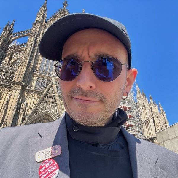 Kriminalbiologe Dr. Mark Benecke vor dem Kölner Dom.