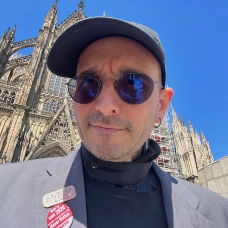 Kriminalbiologe Dr. Mark Benecke vor dem Kölner Dom.