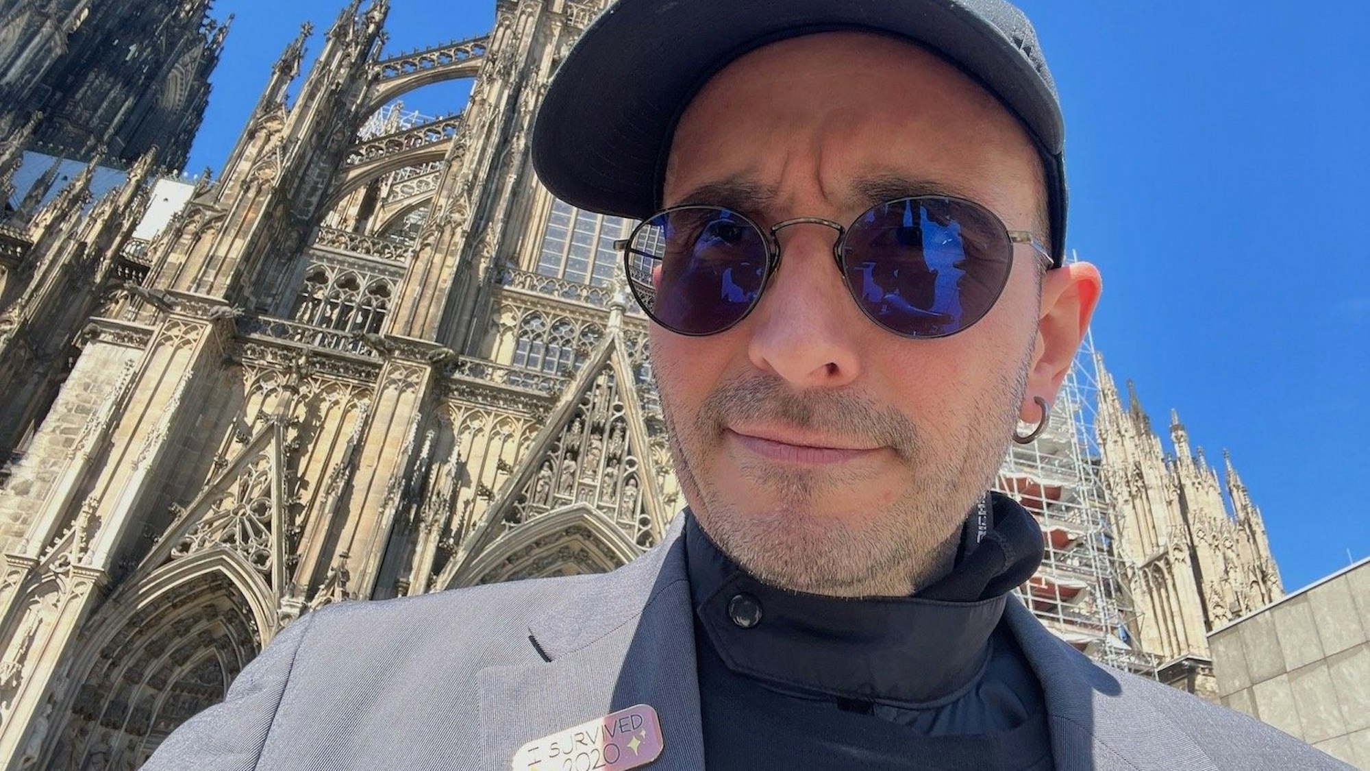 Kriminalbiologe Dr. Mark Benecke vor dem Kölner Dom.
