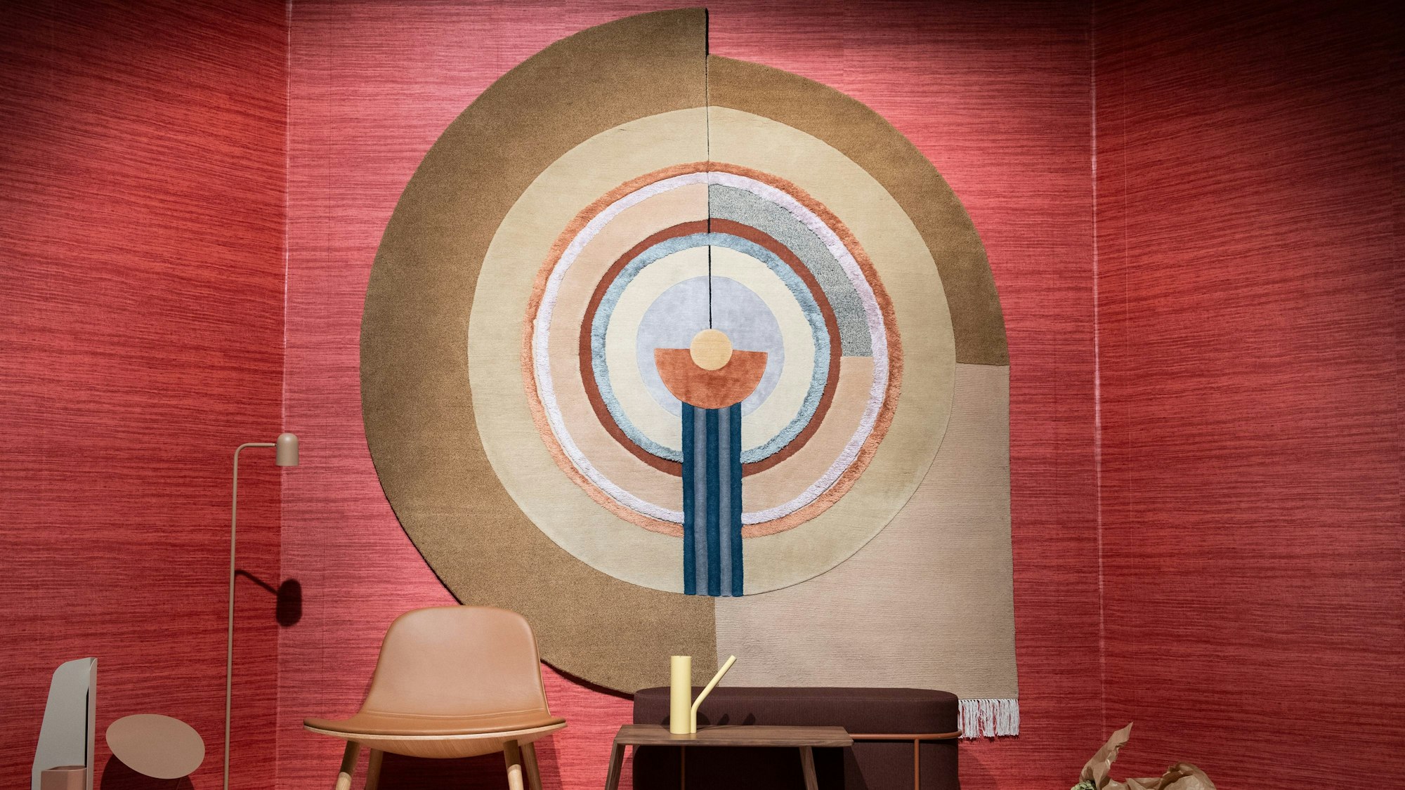 Es muss nicht immer auf dem Boden sein: Auch an der Wand machen sich Teppiche gut.