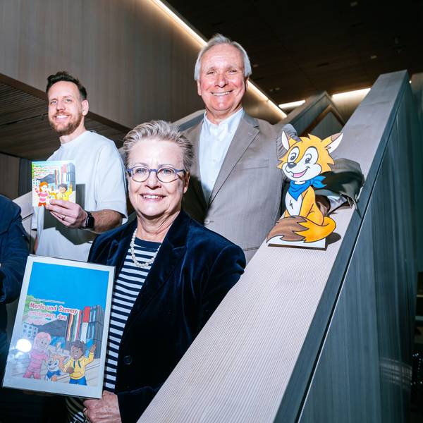 Freuen sich über das neue Buch: Illustrator Heiko Wrusch (v.l.n.r.), Autor Mirko Born-Nanni, Archivdirektorin Bettina Schmidt-Czaia und Burkhard von der Mühlen, Vorstandsvorsitzender des Fördervereins.