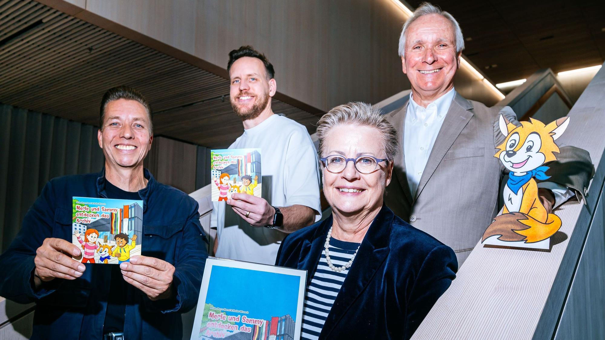 Freuen sich über das neue Buch: Illustrator Heiko Wrusch (v.l.n.r.), Autor Mirko Born-Nanni, Archivdirektorin Bettina Schmidt-Czaia und Burkhard von der Mühlen, Vorstandsvorsitzender des Fördervereins.
