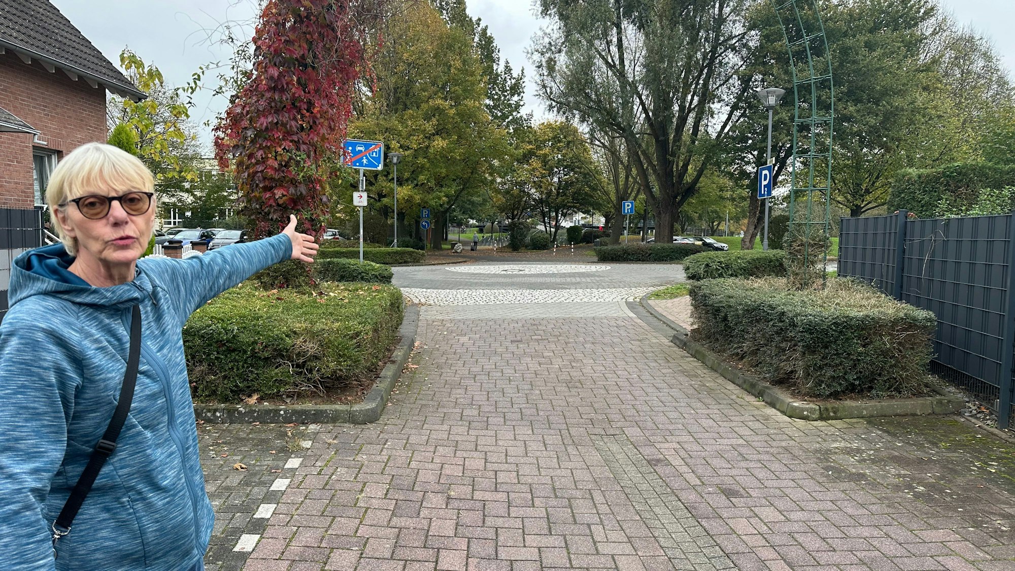 Hund Loki wurde aus dem Tierheim beim Gassigang geraubt. Helga Berben zeigt den Tatort.