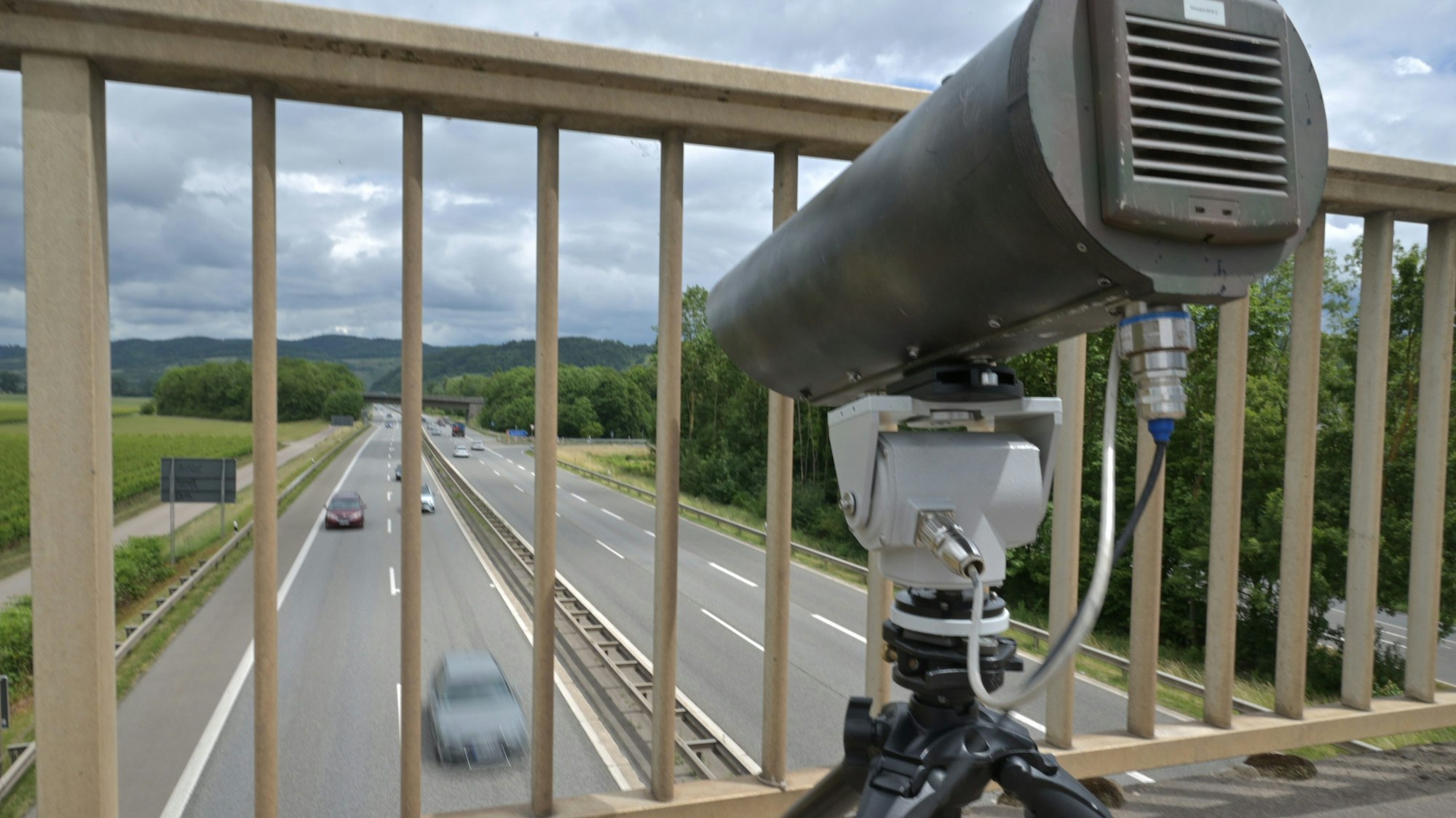 ARCHIV - 07.06.2022, Rheinland-Pfalz, Kenn: Eine Monocam zur Aufzeichnung von Handysündern am Steuer steht auf einer Brücke über der A602 bei Kenn.