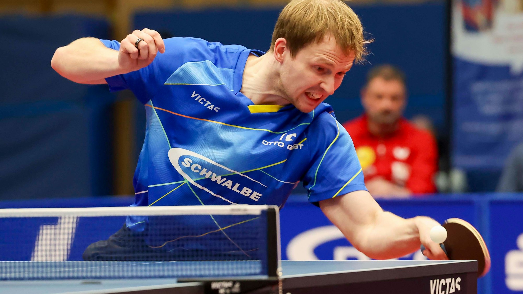 Tischtennisprofi Benedikt Duda in einer Spielsituation an der Platte.