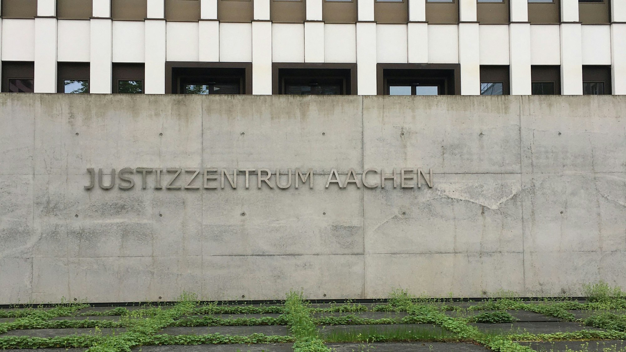 Blick auf die Fassade des Justizzentrums.
