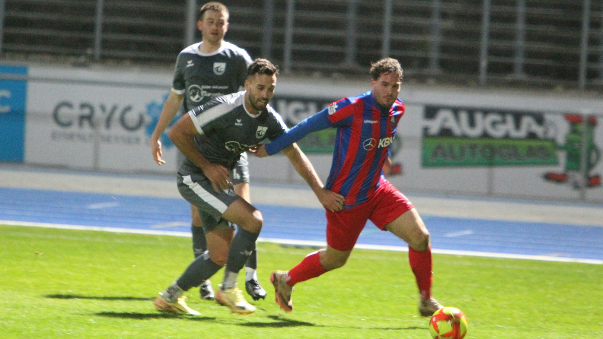 Der Oberpleiser Nicholas Caspar (links) verfolgt den Bonner Hendrik Strobl.