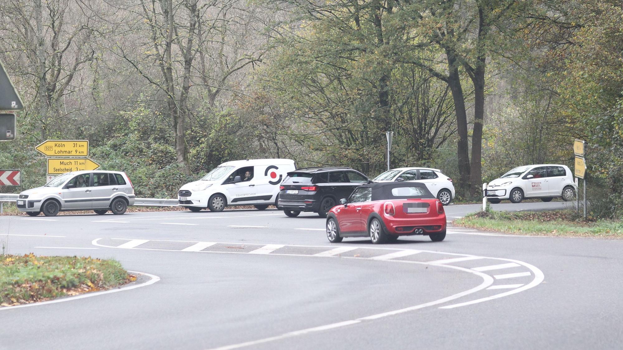 An einer Kreuzung stauen sich Autos, deren Fahrer abbiegen wollen.