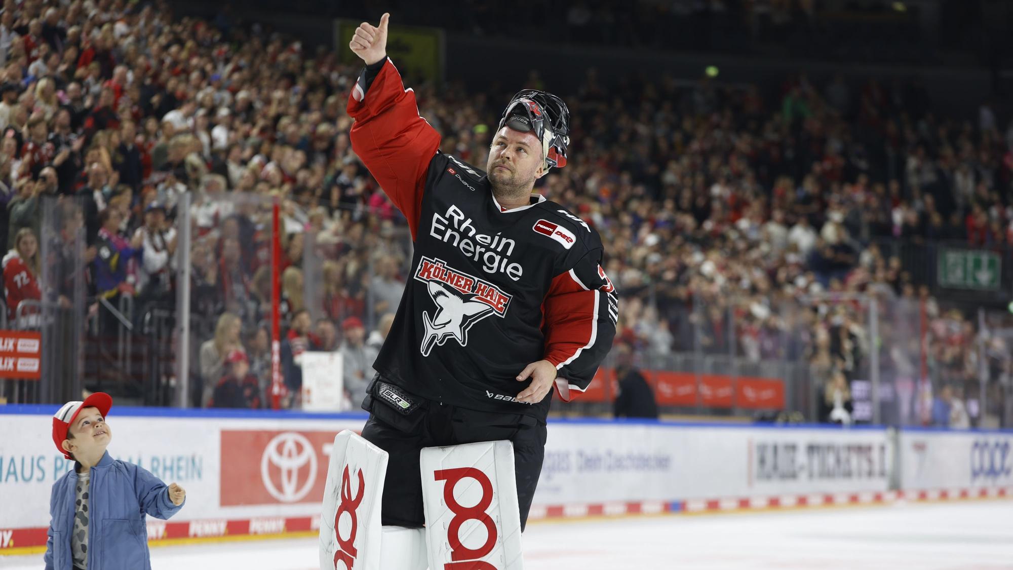 Haie-Torwart Julius Hudacek mit seinem Sohn Filip und mit seiner neuen Maske nach dem 2:1-Heimsieg gegen Wolfsburg.
