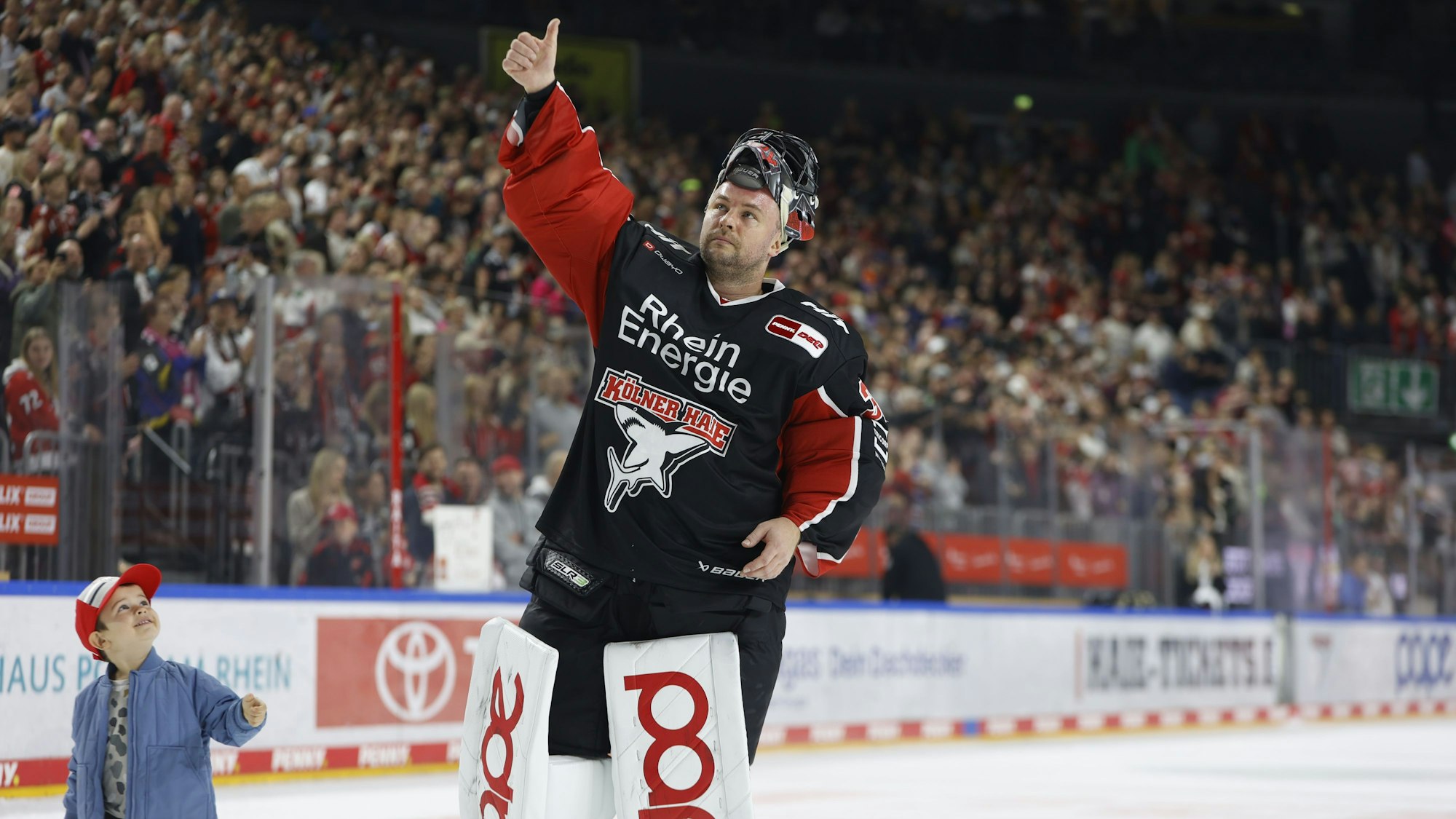 Haie-Torwart Julius Hudacek mit seinem Sohn Filip und mit seiner neuen Maske nach dem 2:1-Heimsieg gegen Wolfsburg.