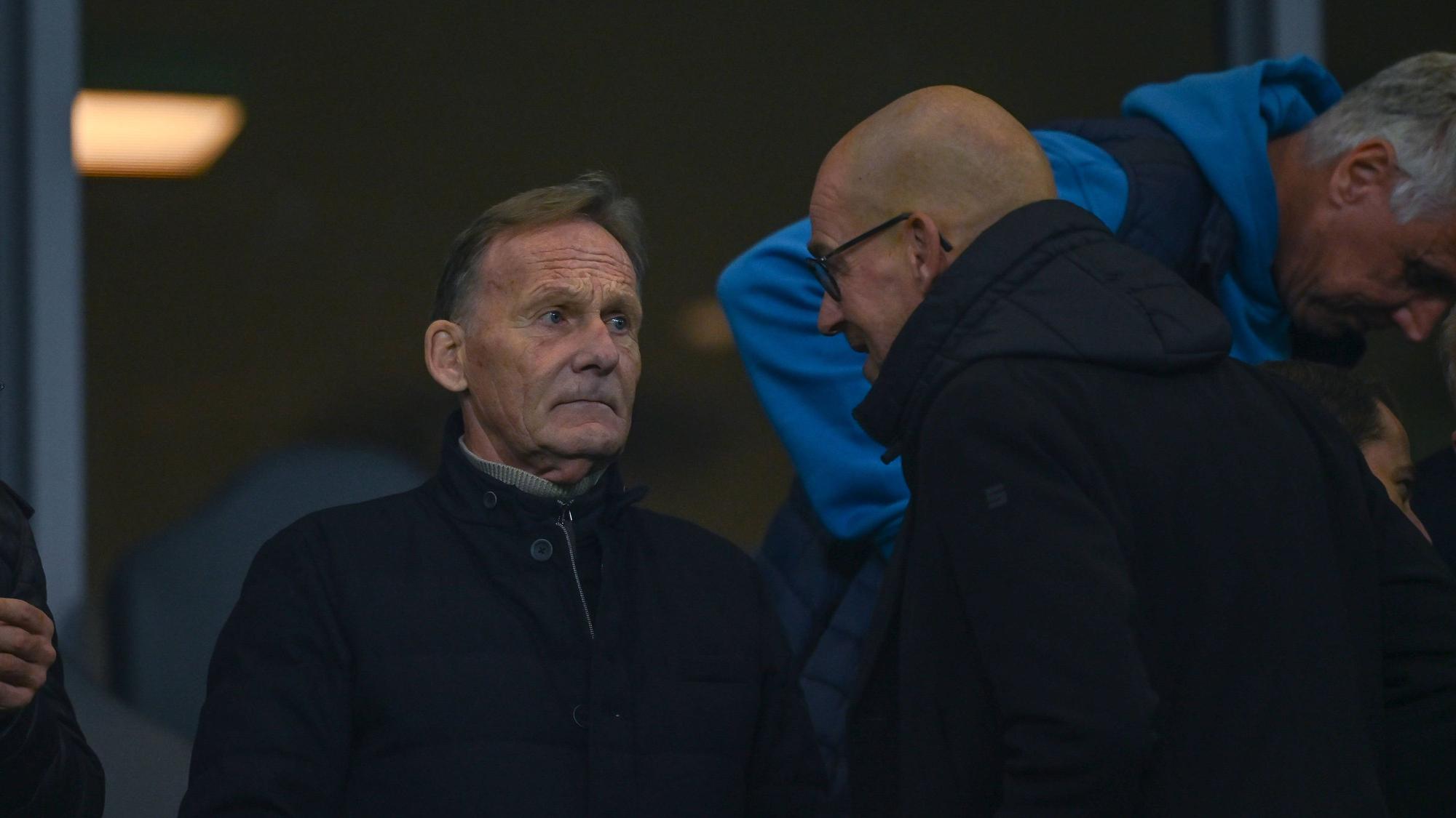 BVB-Geschäftsführer Hans-Joachim Watzke und Geschäftsführer Carsten Cramer unterhalten sich auf der Tribüne während des Pokalspiels gegen den VfL Wolfsburg