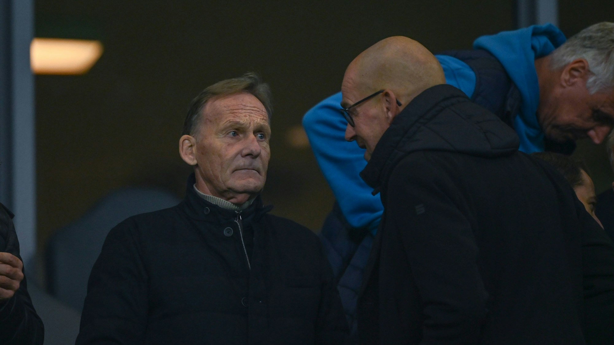 BVB-Geschäftsführer Hans-Joachim Watzke und Geschäftsführer Carsten Cramer unterhalten sich auf der Tribüne während des Pokalspiels gegen den VfL Wolfsburg