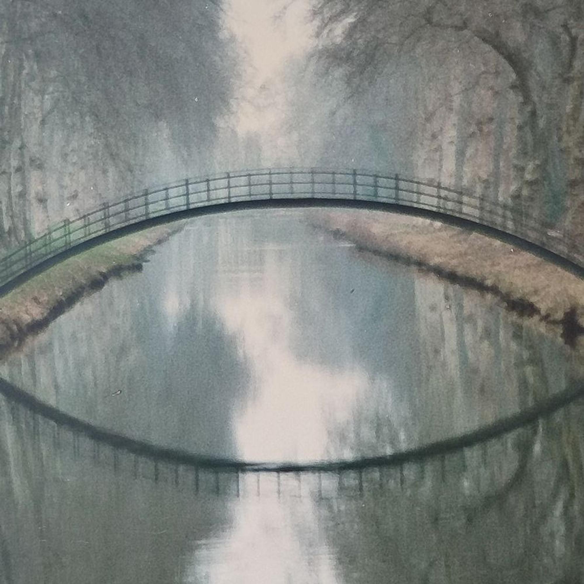 Auf der Wasseroberfläche eines Flusses spiegelt sich eine Brücke.