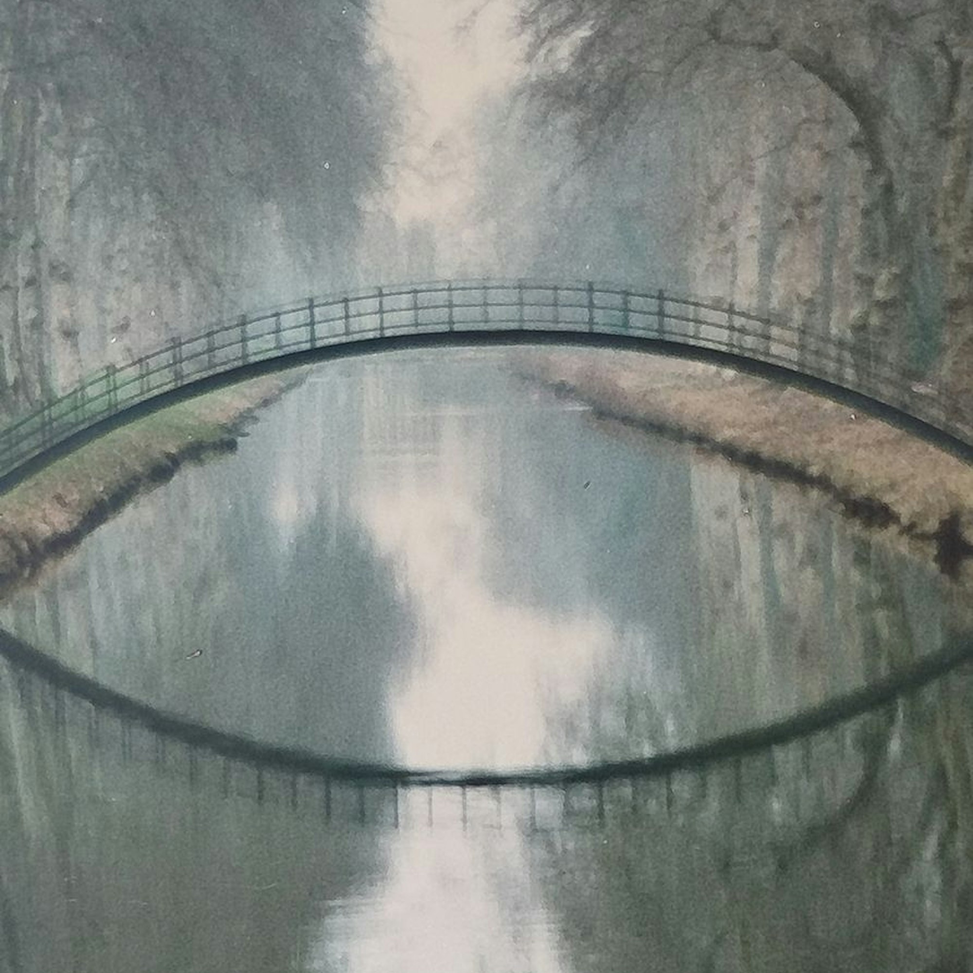 Auf der Wasseroberfläche eines Flusses spiegelt sich eine Brücke.