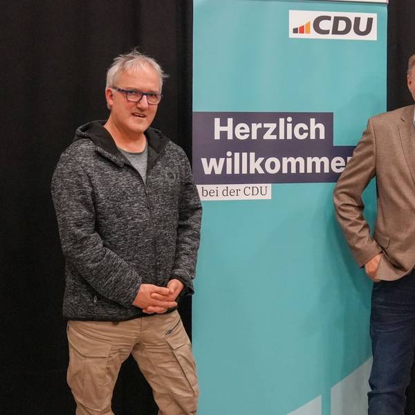Der Overather CDU-Bürgermeisterkandidat Michael Eyer (M.) stellt sich mit CDU-Chef Hardy Kohkemper (l.) und CDU-Fraktionschef Oliver Hahn vor.