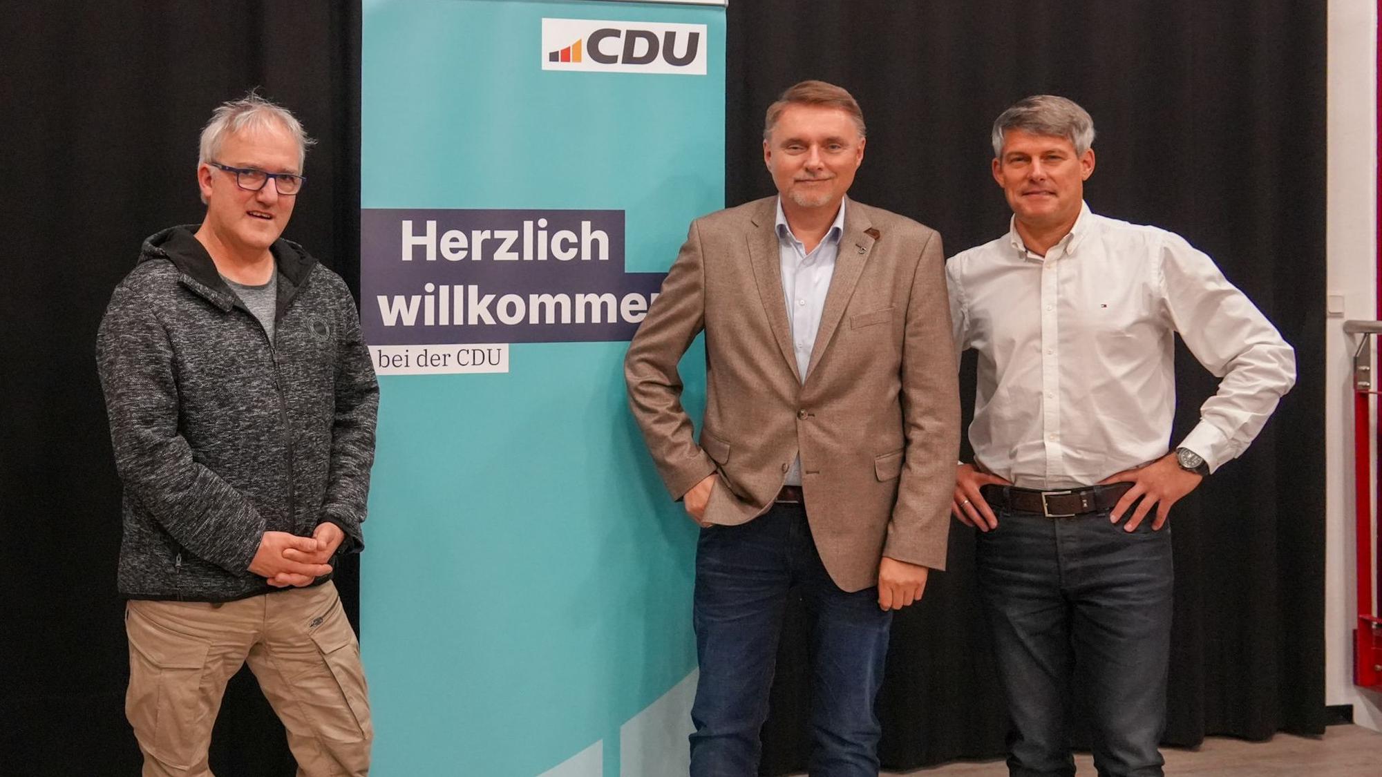 Der Overather CDU-Bürgermeisterkandidat Michael Eyer (M.) stellt sich mit CDU-Chef Hardy Kohkemper (l.) und CDU-Fraktionschef Oliver Hahn vor.