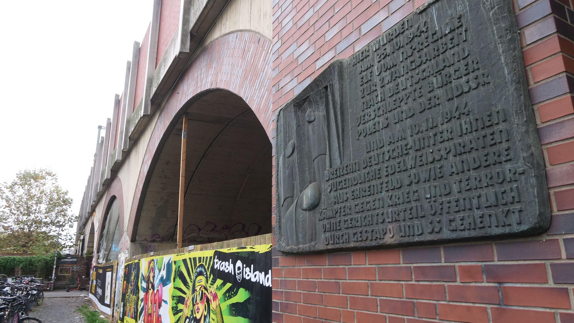 Gedenktafel für die Edelweißpiraten an den Bahnbögen in der Bartholomäus-Schink-Straße.