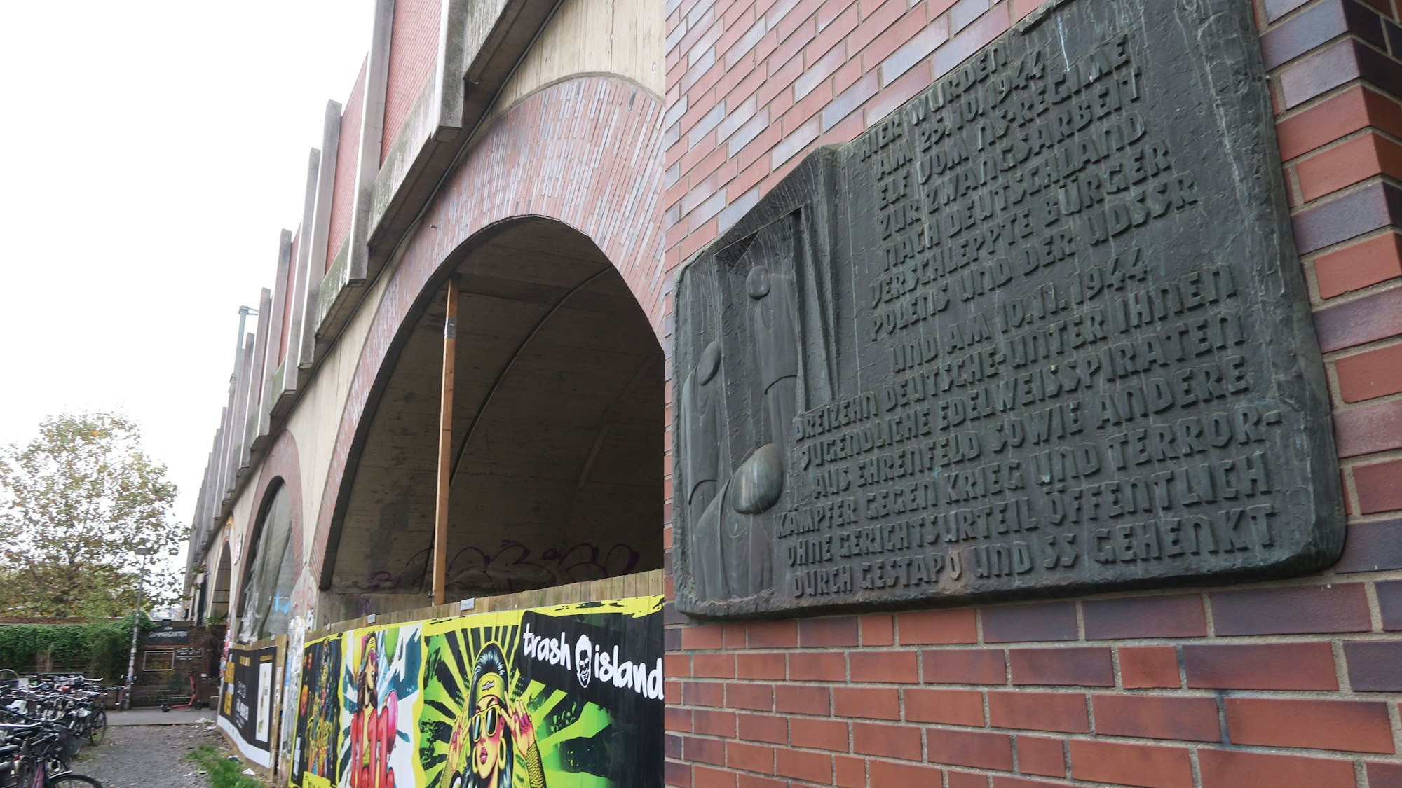 Gedenktafel für die Edelweißpiraten an den Bahnbögen in der Bartholomäus-Schink-Straße.