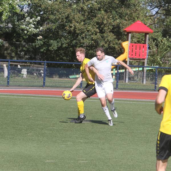 WSV-Akteur Max Feldner (links) und Lennard Bär vom VfR Hangelar fiebern jeweils einem Heimspiel entgegen. Foto: Bröhl