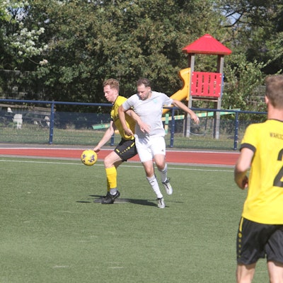 WSV-Akteur Max Feldner (links) und Lennard Bär vom VfR Hangelar fiebern jeweils einem Heimspiel entgegen. Foto: Bröhl