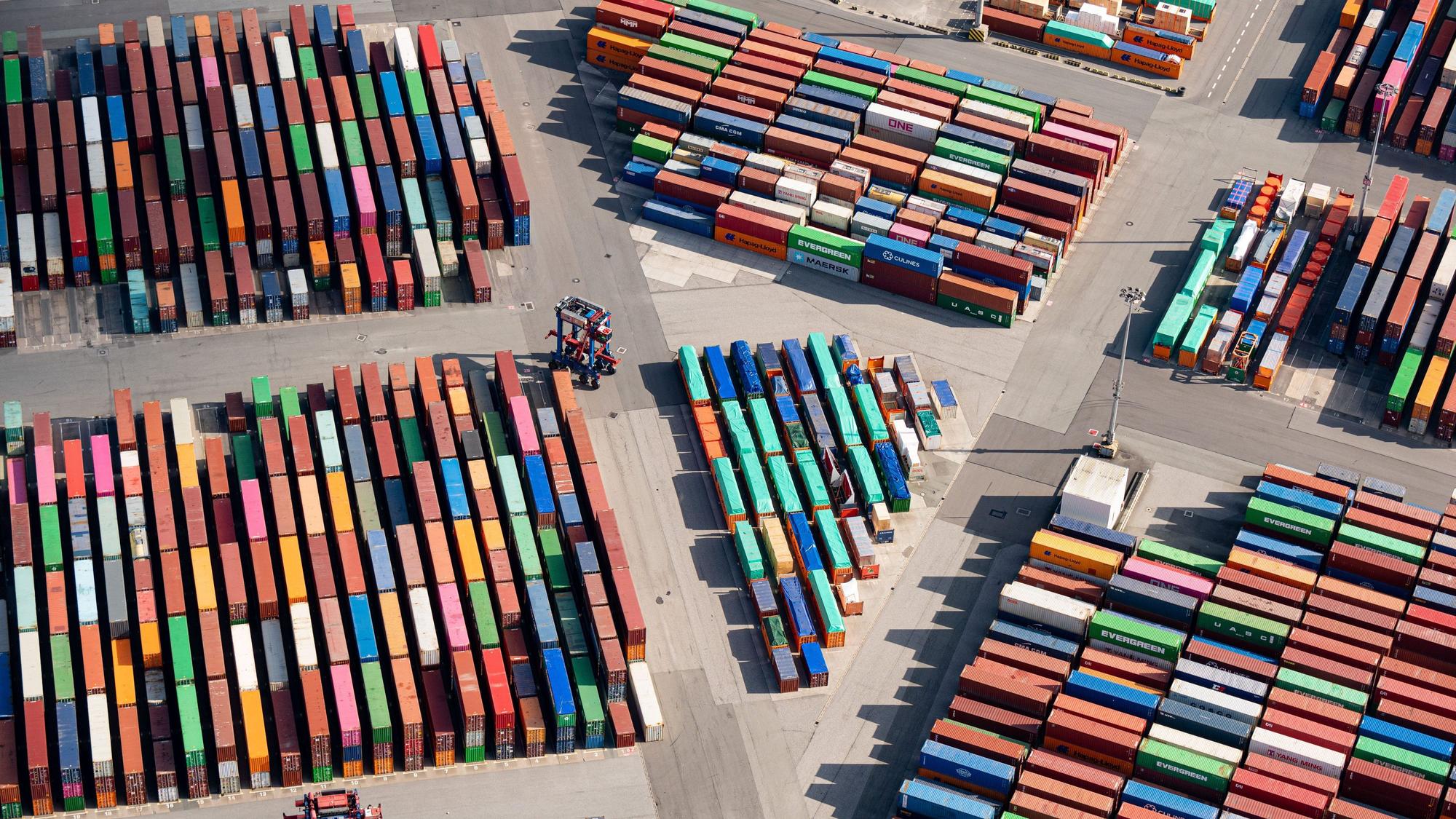 ARCHIV - 05.03.2022, Hamburg: Das Luftbild zeigt zahlreiche Container auf dem Gelände eines Containerterminals im Hamburger Hafen. Die Folgen des Ukraine-Krieges haben das Wirtschaftswachstum in Deutschland nach einem unerwartet kräftigen Jahresstart im zweiten Quartal abgewürgt. (zu dpa "Wirtschaftswachstum adé - Ukraine-Krieg bremst Konjunktur aus") Foto: Daniel Reinhardt/dpa +++ dpa-Bildfunk +++