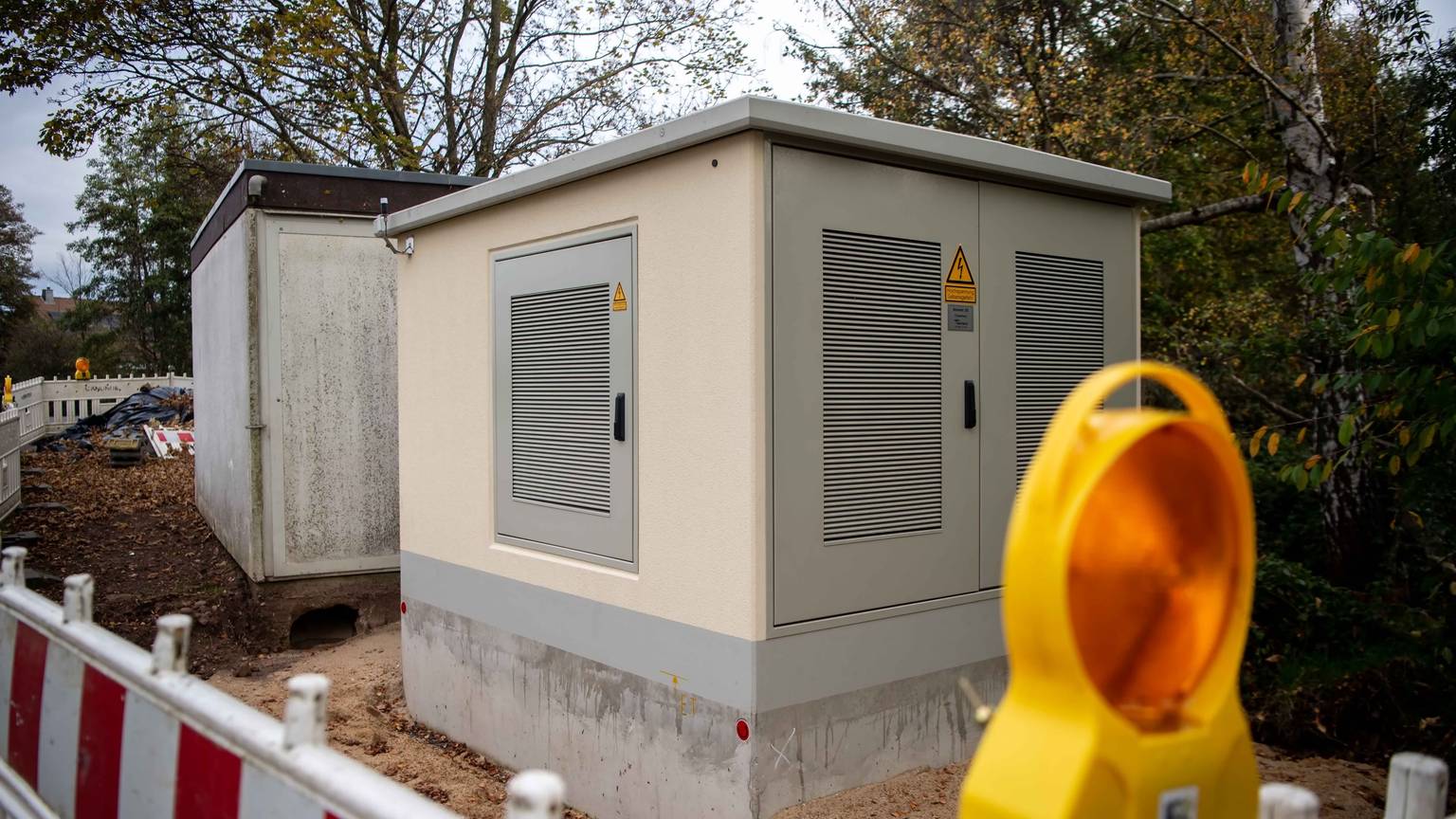 Das Bild zeigt die alte und die neue Trafostation in Frauenberg, die unmittelbar neben dem Bleibach errichtet worden ist.